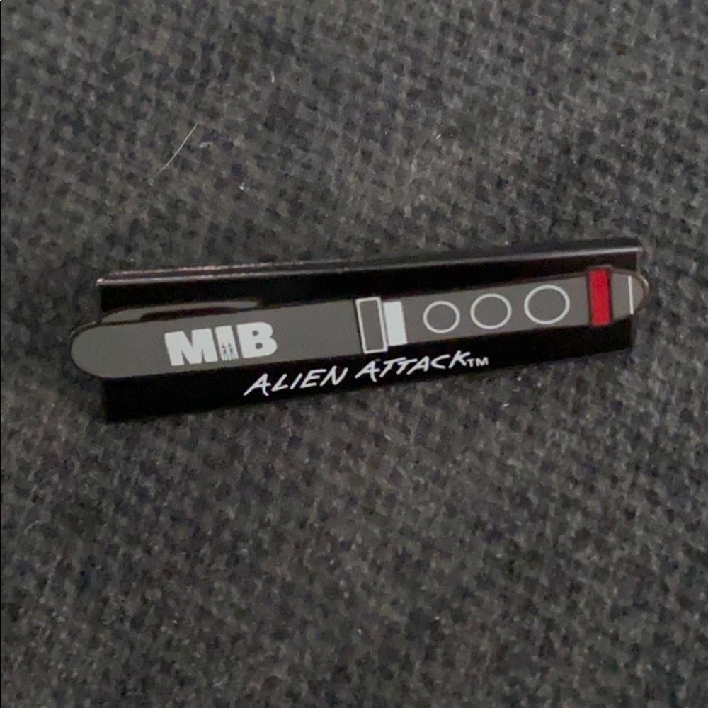 Universal Studios MIB Alien Attack Pin